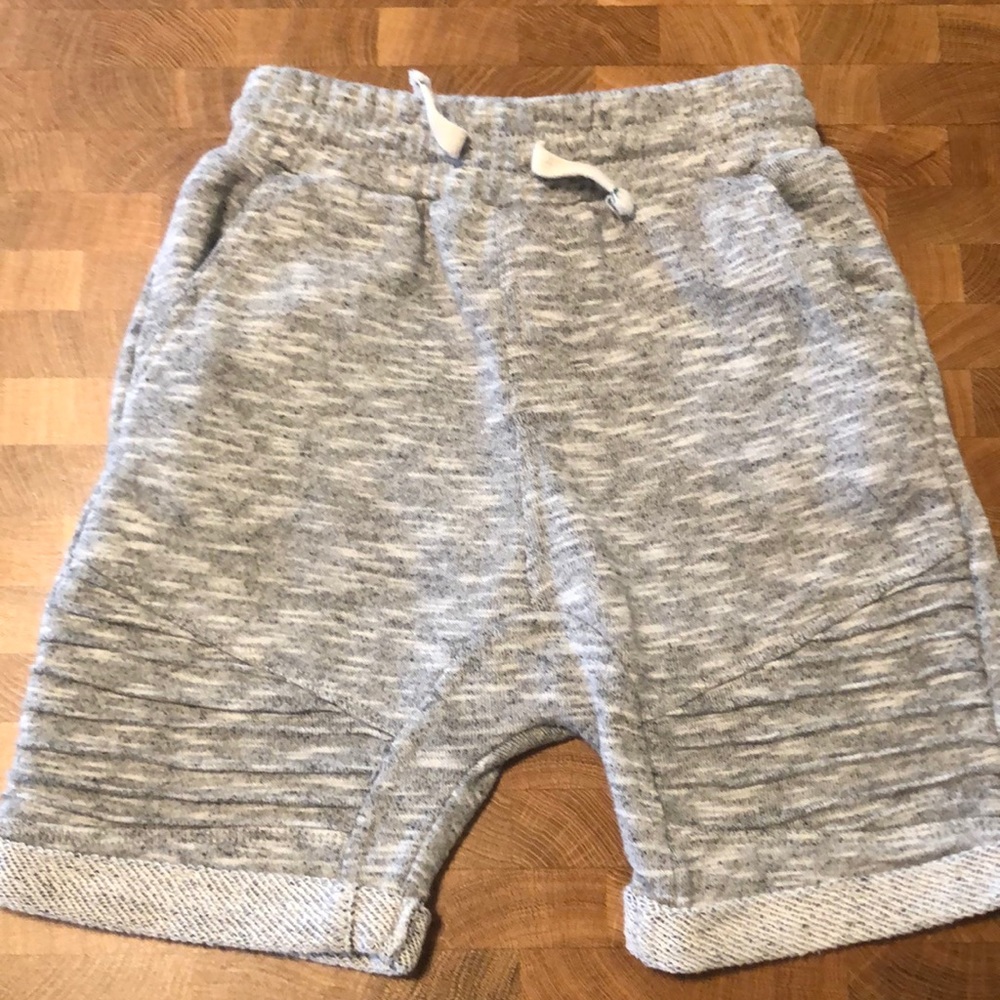 Gray sweat shorts for boys with ribbed detail.